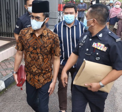 马来时尚界名人Wak Doyok(左)今日被警方带到新山地庭面控。