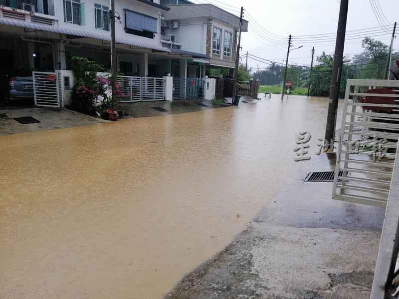 米宁杜香格里拉花园道路淹水。