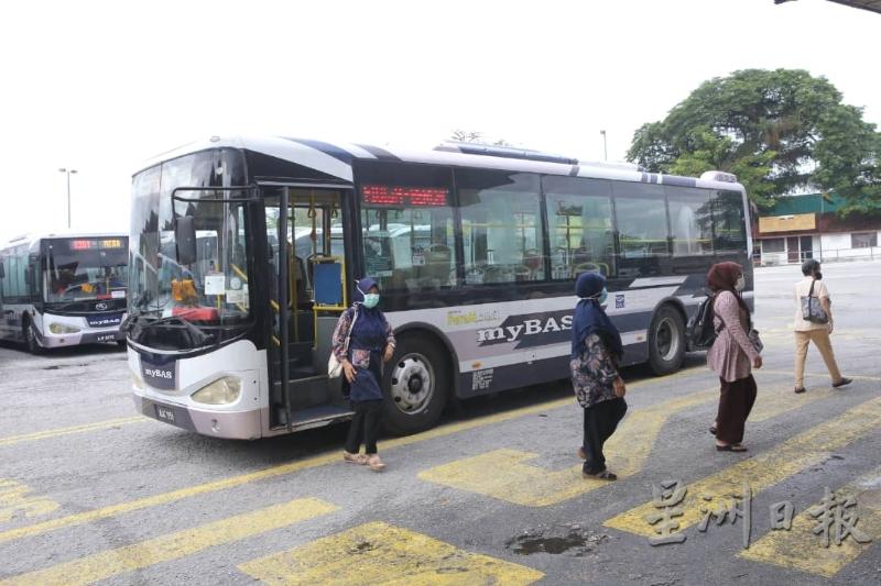 乘客仍需时适应新常态下的搭巴士标准作业程序。