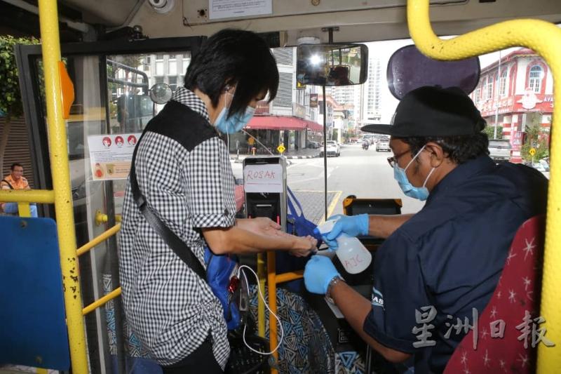 每当收取车资，巴士司机就要为顾客双手喷洒搓手液消毒。