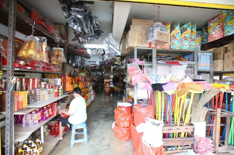 神料店首日恢复营业时，吸引大量顾客上门，比平日的顾客量多处2倍。