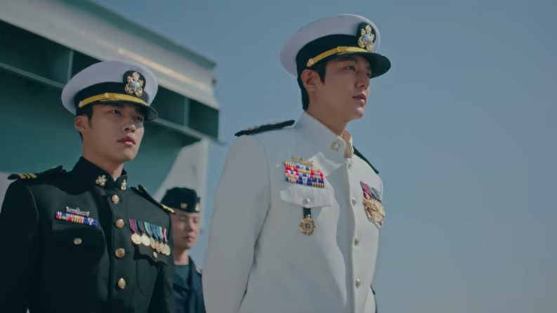 李敏镐剧中为了守护大韩帝国，登上军舰打仗。