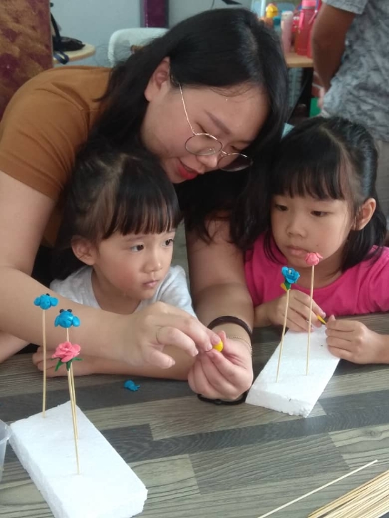 捏面人其实也可以很简单，像是植物或是卡通动物都比较容易制作，因此捏面人很受小朋友的欢迎。