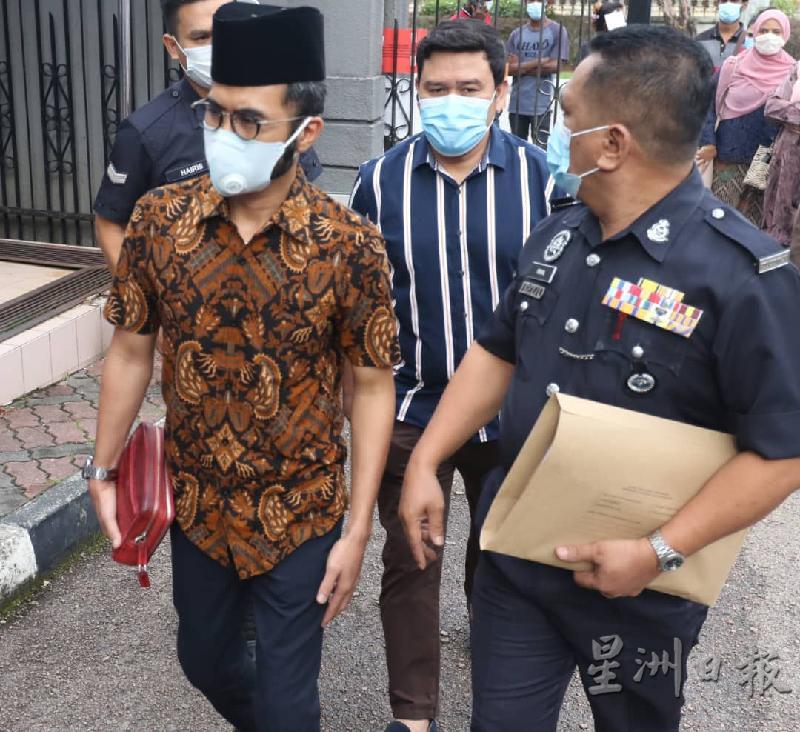 馬來時尚界名人Wak Doyok(左)今日被警方帶到新山地庭面控。