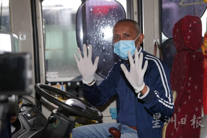 巴士司机全程以口罩遮掩口鼻，先戴上手套再开车。
