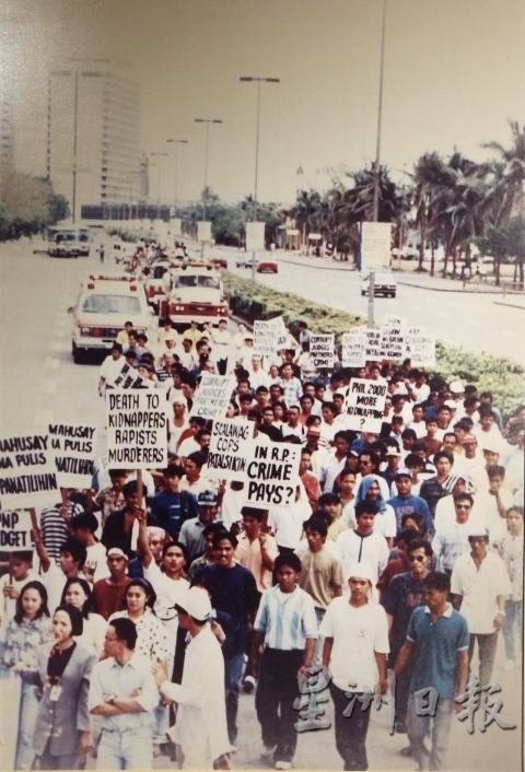 90年代菲律宾华人成为绑匪的目标，15岁少女被撕票后引发众怒，在少女出殡这日，洪玉华组织送殡同时抗议示威。