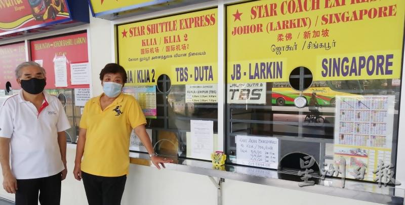 王振金(左起)、陈秀花说，他们的巴士公司尝试提供3天到吉隆坡及吉隆坡机场的服务，过后再看情况作决定。