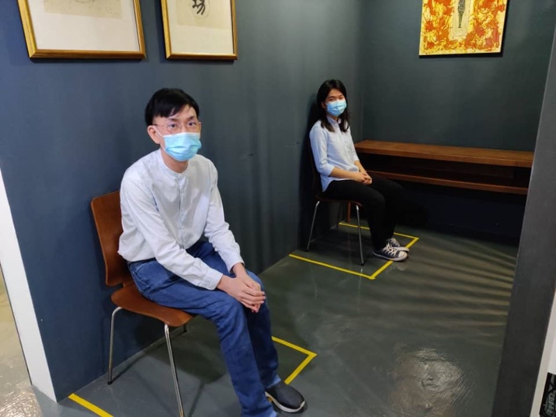 多名国州议员表示,由于服务中心空间有限,他们将限制进入中心的人数,并准备椅子让等候的民众坐下休息。