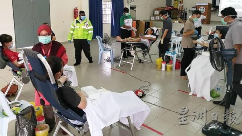 安顺居民在南霹雳圣约翰救伤机构捐血运动中踊跃捐血。