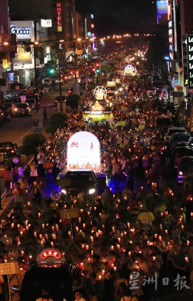 每年卫塞节前夕，芙蓉街道上都有成千的人群跟在花车后方，手中握住的蜡烛发出点点光亮，是最熟悉不过的场景。（档案照）