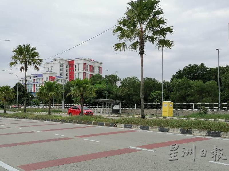 警方设于丹绒隆坡路KPJ彭亨专科医院前的路障也撤离了。