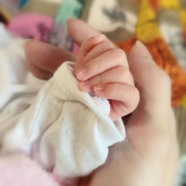 杨秀惠上月27日晒出“母女握手”照公布当妈，她指自己和许多新手妈妈一样要学习换尿片、喂奶等事物。