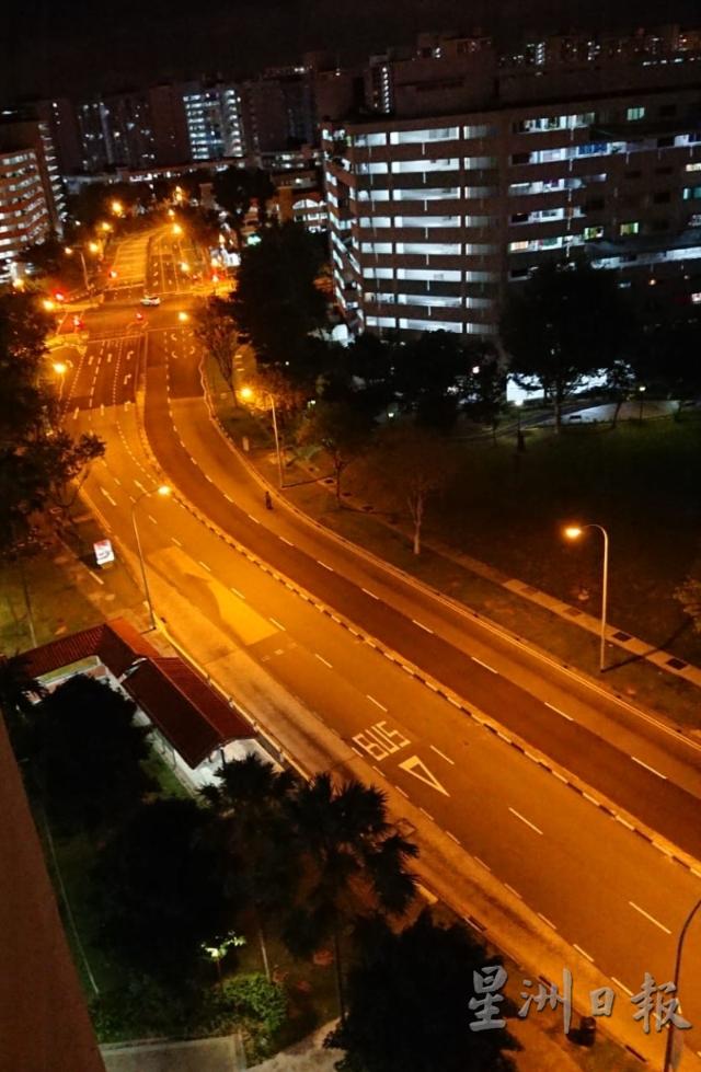新加坡疫情严重，原本车水马龙的街道如今入夜后犹如空城。（照片由受访者提供）