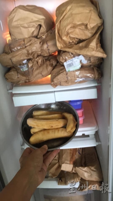 香蕉剥皮后冷冻，可当作甜品来吃。平常买面包的褐色纸袋也是保存食物的好容器。（图片：Mareena Yahya Kerschot）