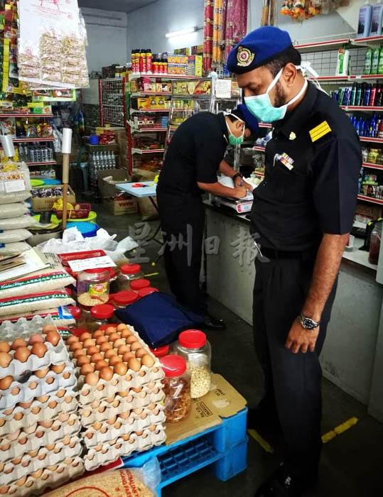 贸消局执法员突检时查获其中一个没有为鸡蛋标价的店家。