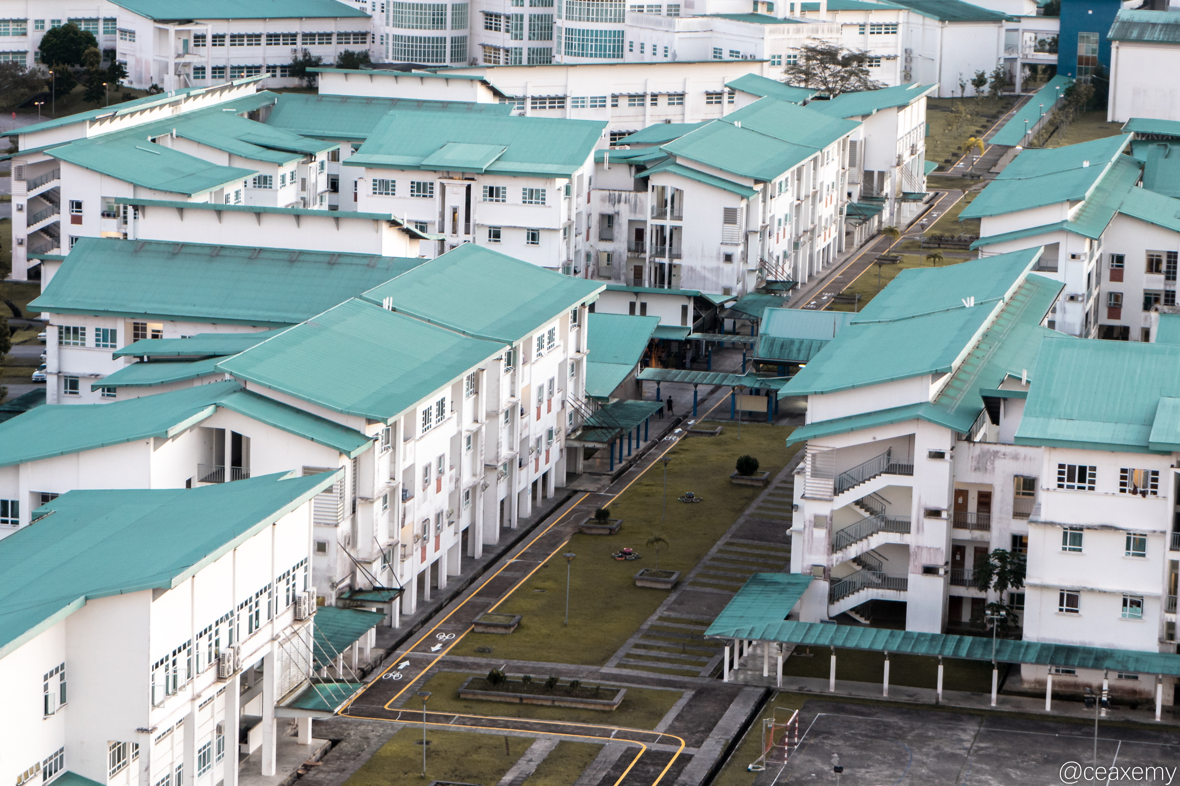图为行管令期间的马来西亚砂拉越大学宿舍区，一场疫情，让学校的所有活动被按下了暂停键，变得空空荡荡。（受访者提供）