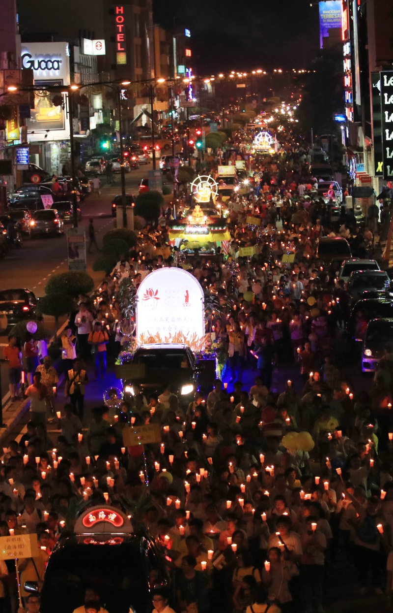 每年卫塞节前夕，芙蓉街道上都有成千的人群跟在花车后方，手中握住的蜡烛发出点点光亮，是最熟悉不过的场景。（档案照）