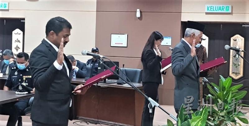李燕霞（右二）与其他2位新任县议员宣誓就职。