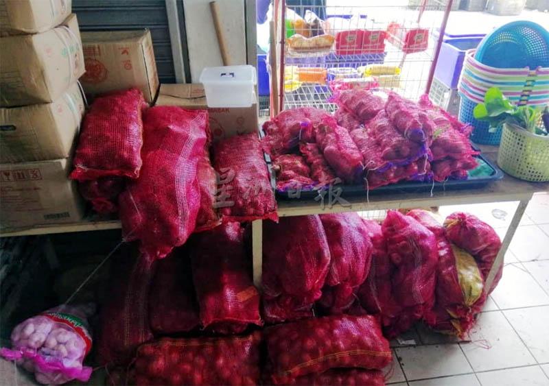 民眾投訴雜貨店的大蔥每公斤12令吉，認為售價過高。