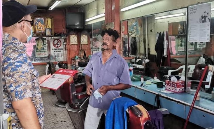 麻坡一家传统理发店被发现暗中营业，当场被下令关闭，也被吊销执照。
