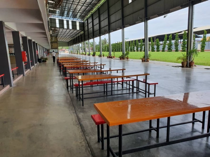 峇吉里培才学校食堂内一半的长桌凳，移至毗邻的礼堂，避免出现拥挤现象。