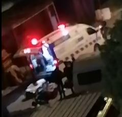 救护车受召前来，将伤者载往医院进行治疗。（视频截图）