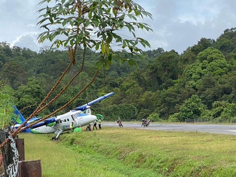 双獭型飞机降落弄史里丹机场时滑出跑道坠沟，庆幸正副机师及2名男女乘客无恙。