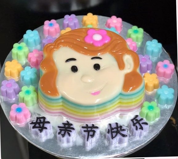 模仿母亲脸型制出的蛋糕，让母亲节更温馨。
