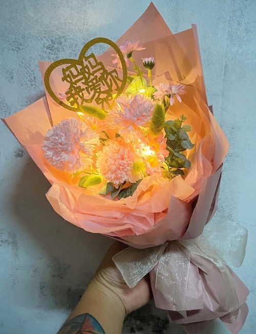 送一束会发出亮光的花束，象征母亲为爱发光。