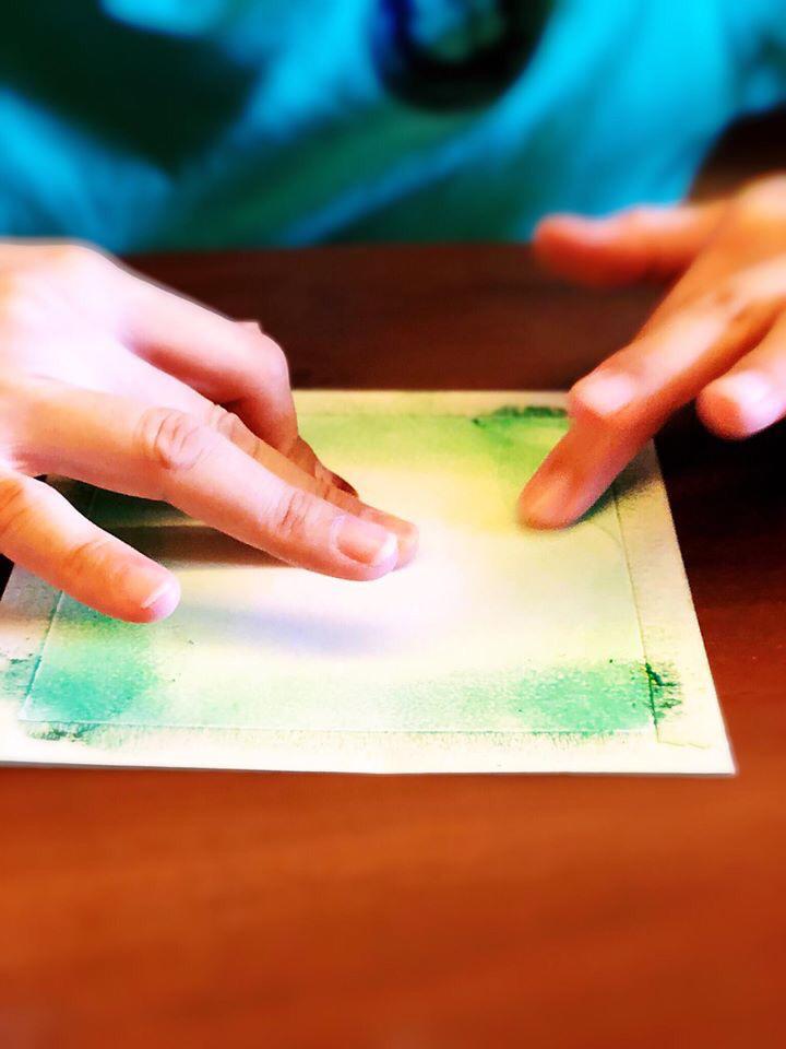 运用手指即可绘出亮丽且疗愈的画作。