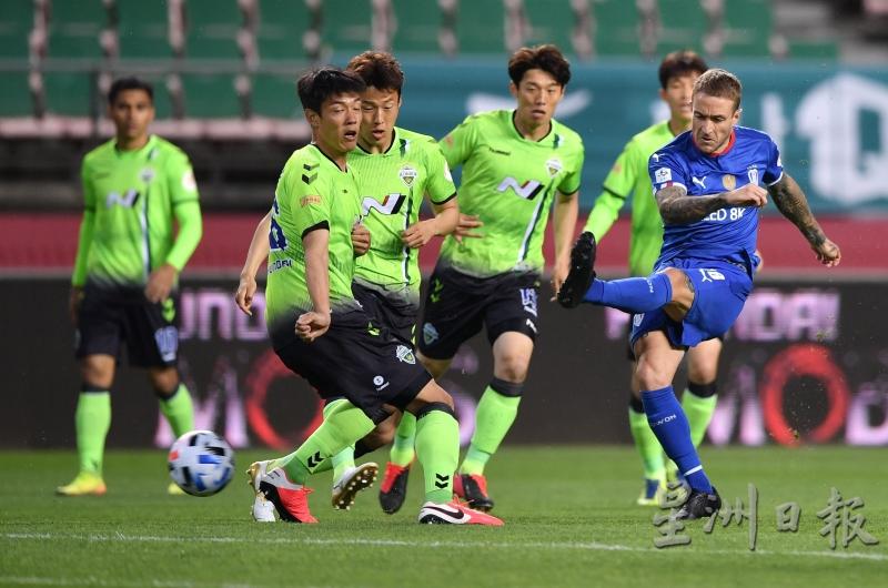韩国K联赛作为疫情下首个重启的联赛，受到了世界足坛的瞩目，而他们的防疫方法到位，值得其他联赛借鉴。（法新社照片）