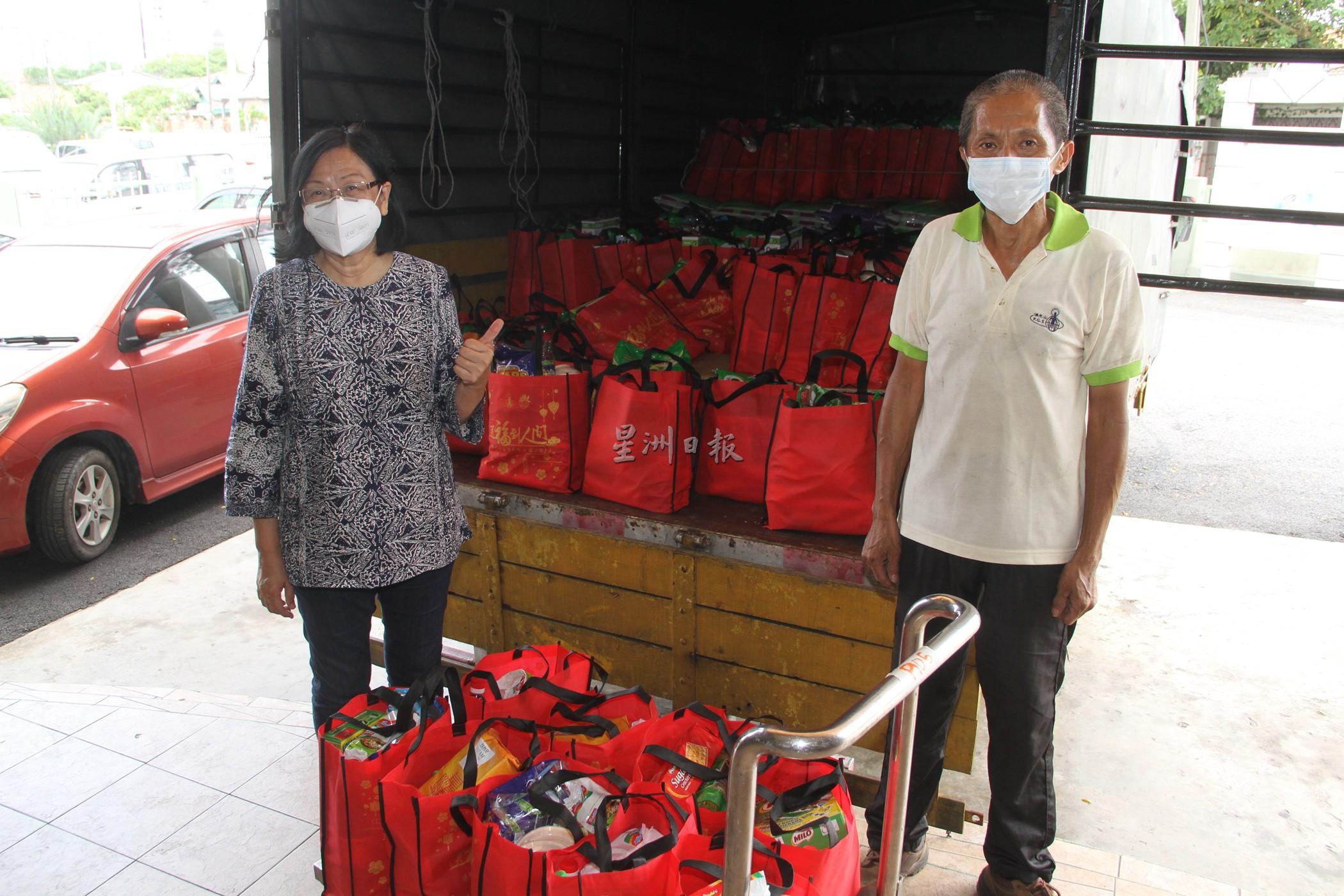 玛丽亚陈（左）感谢星洲基金会和佛光山捐献物质参与救济工作。右为郑章全。