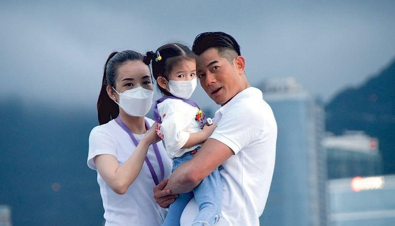 郭富城首度公开让媒体拍摄一家三口合照，大女儿圆滚大眼可爱到不行。