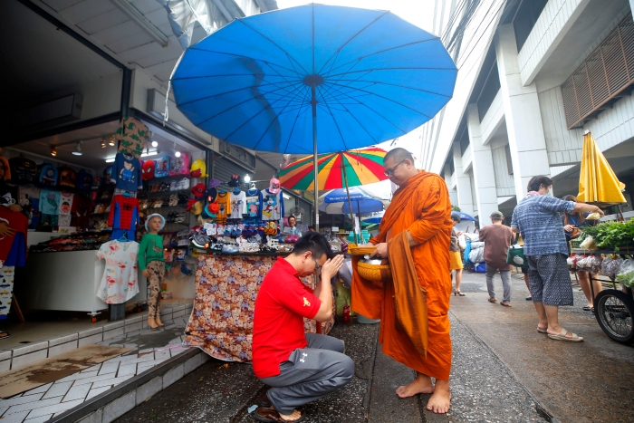 泰国笃信南传佛教，供僧是市民每日早晨的日常。