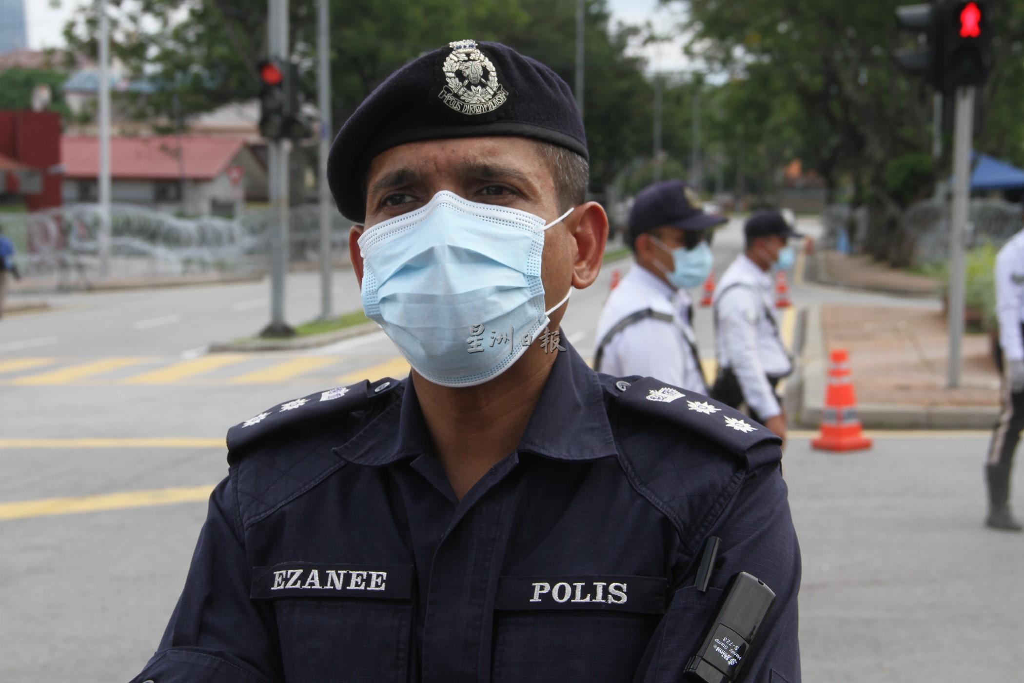 聂依查尼说，警方出动180名警员封锁八打灵再也旧区巴刹（Pasar Jalan Othman）一带，好让医护人员为居民进行冠病检测。