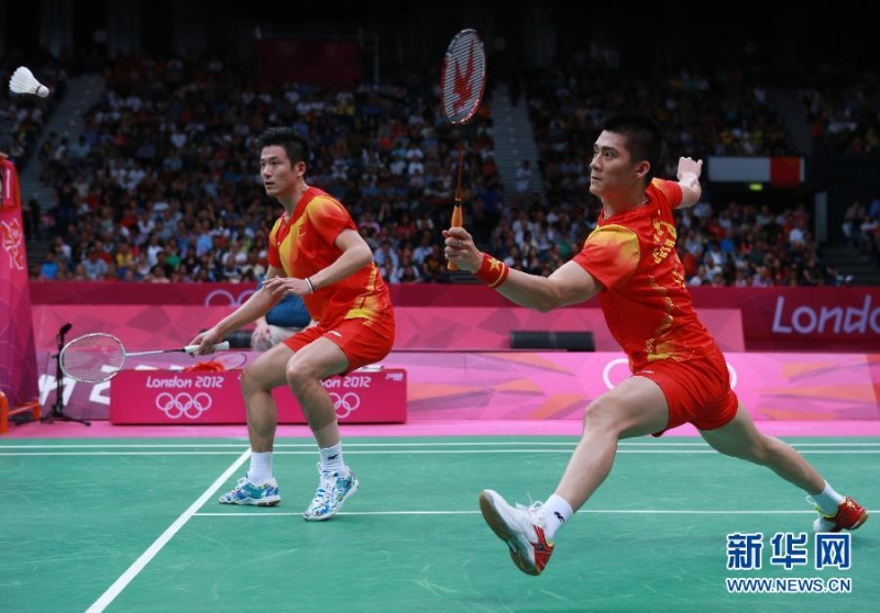 风云组合”傅海峰（右）与蔡赟当年4夺世界冠军，北京奥运会与伦敦奥运会也分夺银牌和金牌，是被公认史上最强的男双之一。（新华社档案照）