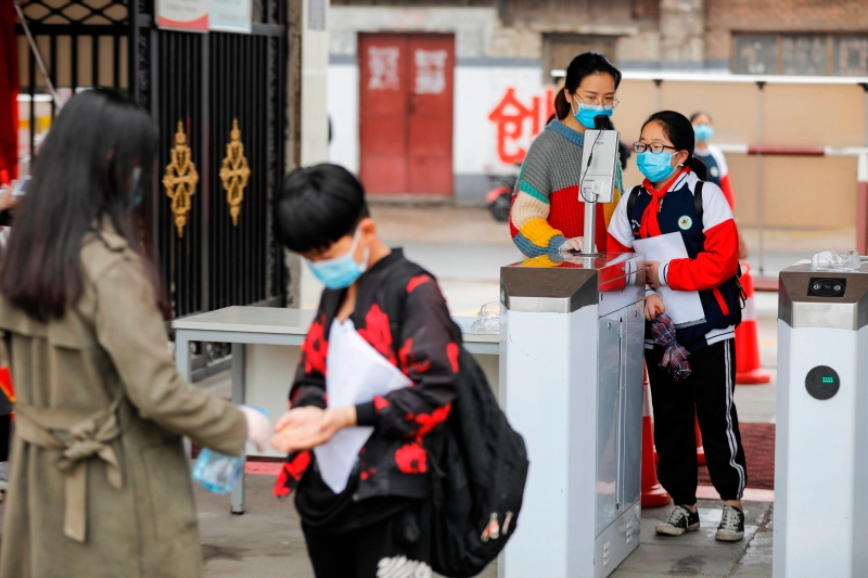 中国多地学校为配合开学已作出多项措施，包括在大门安装红外线体温探测器，学生要洗手后才能进入校园等。（图：法新社）