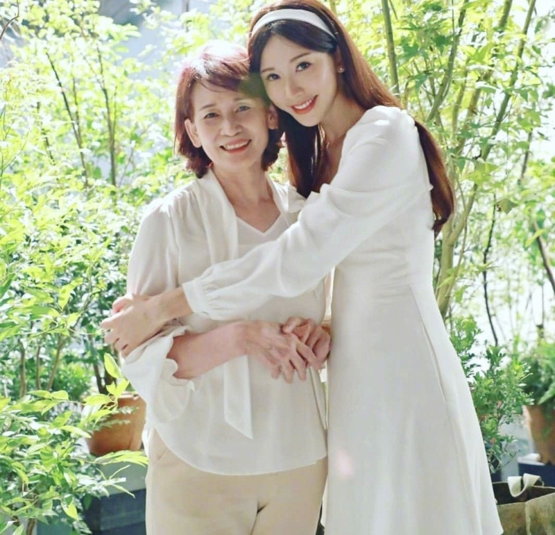 林志玲在母亲节上传与妈妈吴慈美（左）的合照，祝大家母亲节快乐，画面好有爱。