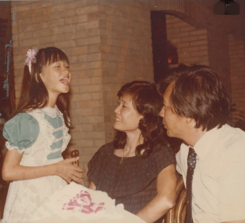 林志玲上传童年时与爸妈的合照，画面温馨。