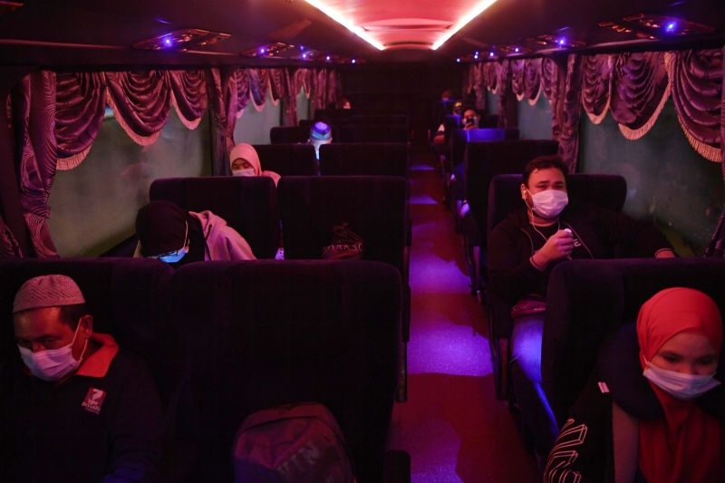 乘客们在巴士上仍然保持社交距离，并戴上口罩。（马新社照片）