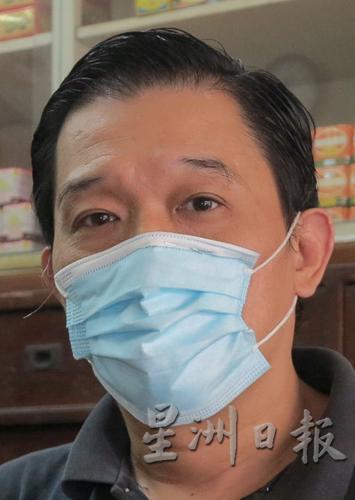 何克锐：因冠状病毒病疫情爆发及实施行管令，药材店生意猛跌一半。