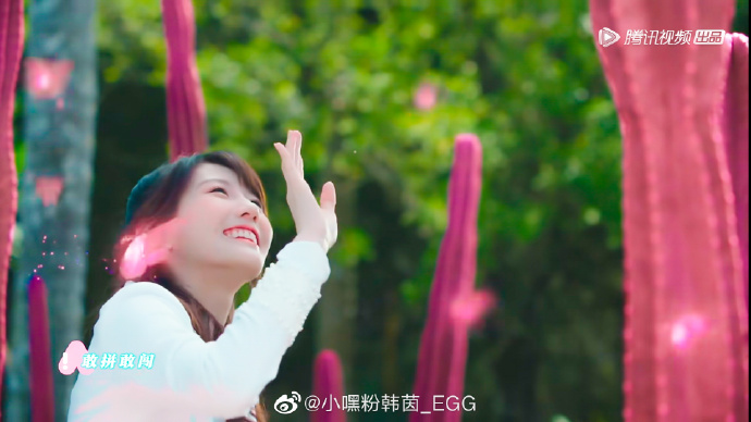 朱主爱在《你最最最重要》MV有站在粉红仙人掌堆中的唯美镜头。