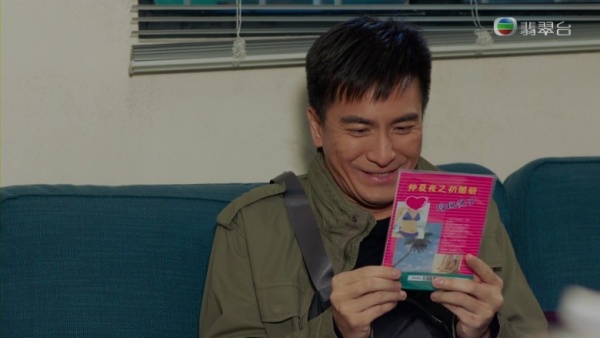 马国明出演的“小马”得到了成人片CD欢喜地准备欣赏，而出演AV女主角正是刘芷希。