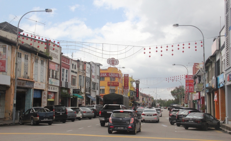 峇市许多行业获准如常营业，大马路开始涌现车辆。