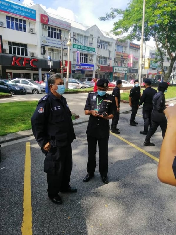 吉隆坡市政局执法员与警方星期一（11日）下午联合巡视与监控之下，人潮已逐渐散去，情况已受到控制。