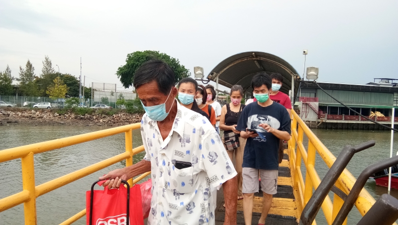 记者走访巴生南港客运码头时，发现乘搭第二时段船班人流众多，人人戴上口罩自保。