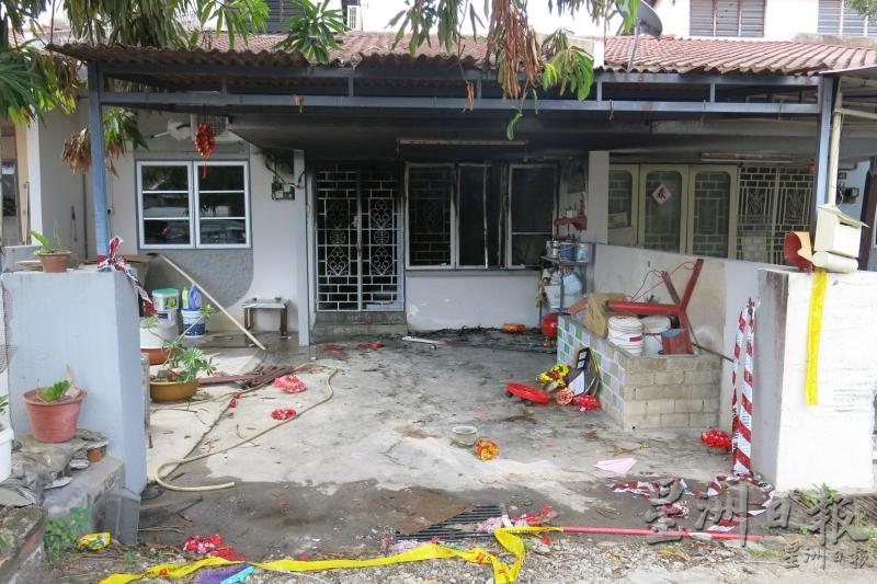 嫌犯的屋子约50%烧毁，大门铁门有被烧黑的迹象。