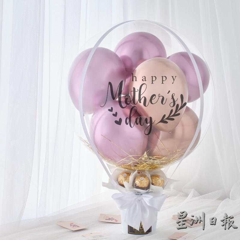 充满韩国风格的热气球巧克力精品可应顾客要求在热汽球上刻上个性化信息，这也是参与双亲节【送爱回家】活动可获得的礼品之一。
