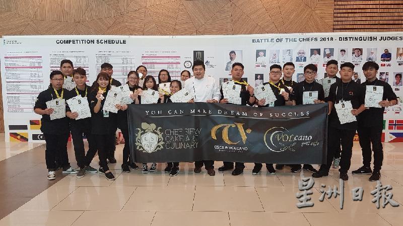 邵国威（中）带领学生前往参与在槟城举办的亚洲区西饼公开赛。