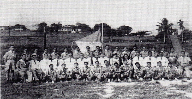居銮中华学校1947年成立童军团的历史性照片，拍摄地点位于依士迈街。